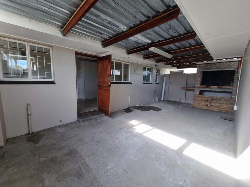 5 Bedroom Property for Sale in De Kuilen Western Cape